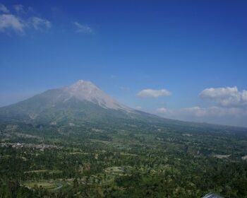 【インドネシア旅】ムラピ山へのトレッキングとメルバブ山の絶景