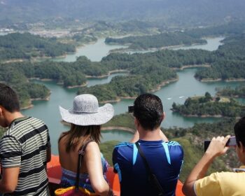 【コロンビア旅】色彩豊かな町グアタペと絶景の巨岩ピエドラ・デル・ペニョール