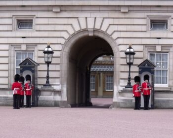 【イギリス旅】ロンドンからソールズベリへとバッキンガム宮殿へ