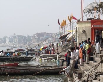 【インド旅】聖地バラーナシ!ガンジス川の祈りとガートの沐浴風景