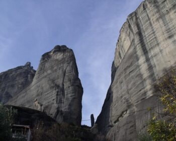 【ギリシャ旅】巨岩群に守られた聖地メテオラの麓・カランバカの町へ